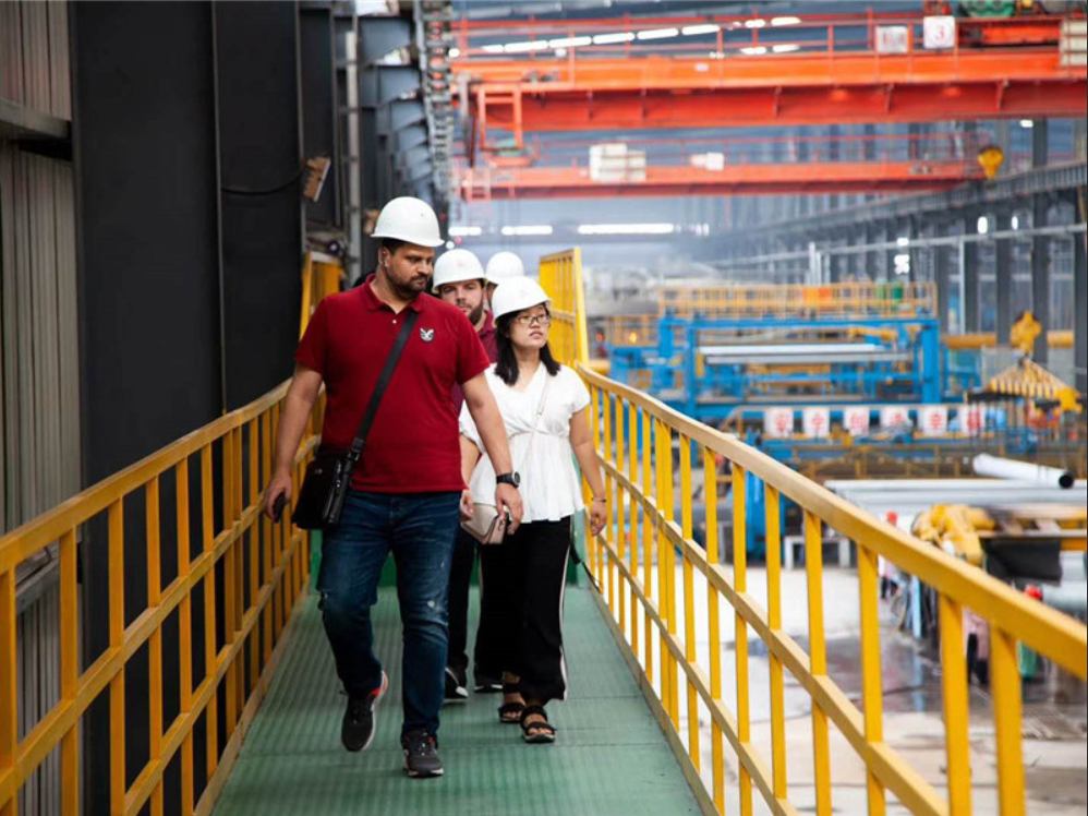 Foreign customers visit the factory